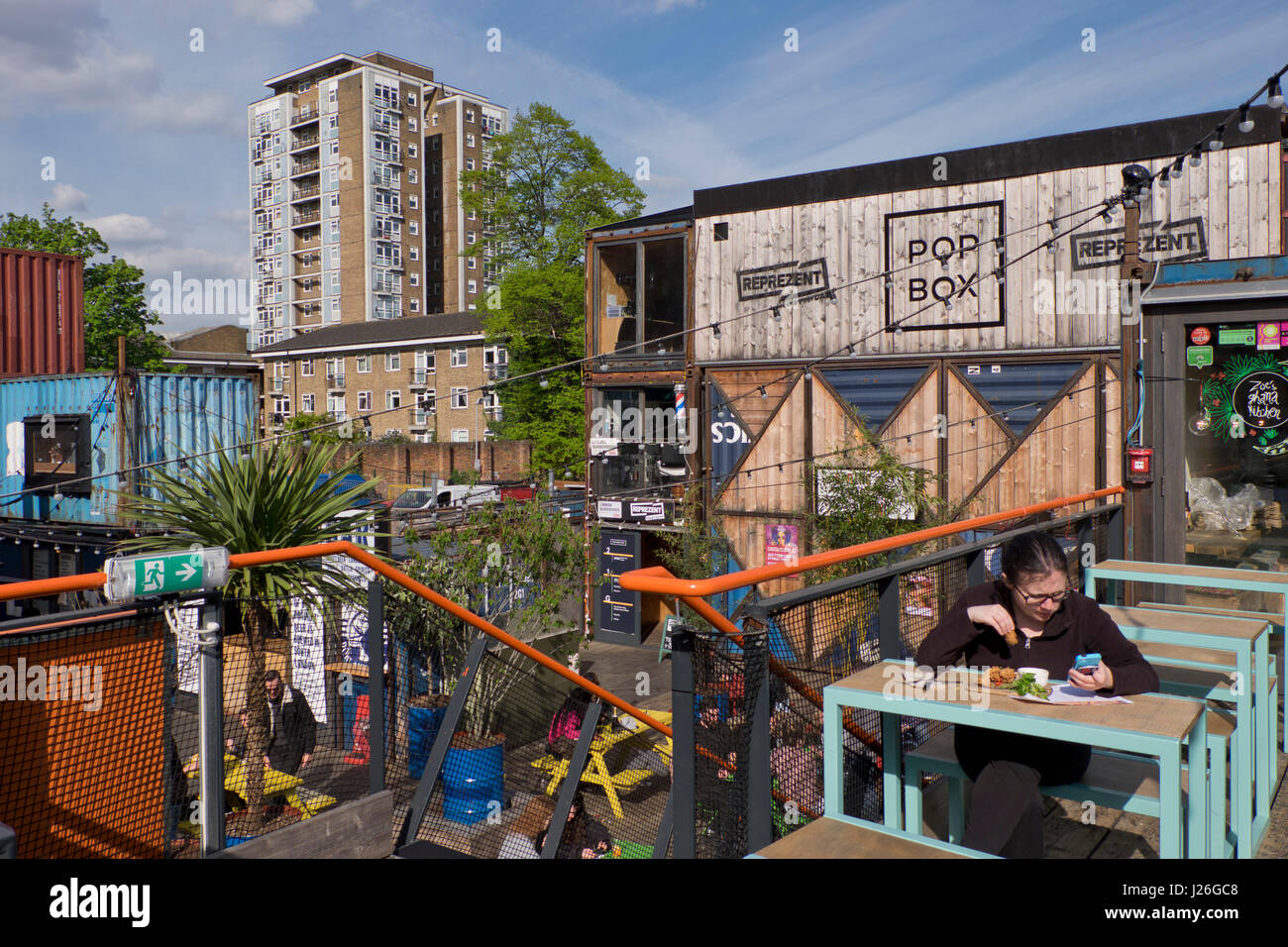 Persone sedersi al bar e ristoranti del Pop Brixton cibo e arte enclave, fatta di contenitori.Brixton,Londra,UK Foto Stock