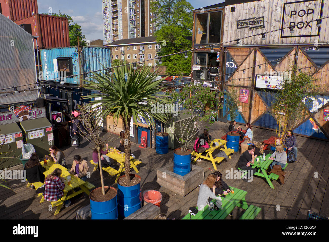 Persone sedersi al bar e ristoranti del Pop Brixton cibo e arte enclave, fatta di contenitori.Brixton,Londra,UK Foto Stock