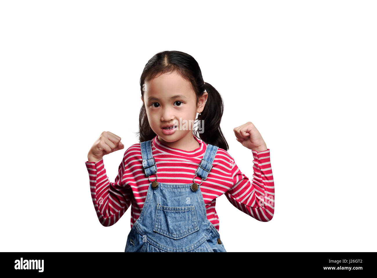 Funny asian bambina che mostra il suo lato muscoli isolate su sfondo bianco Foto Stock