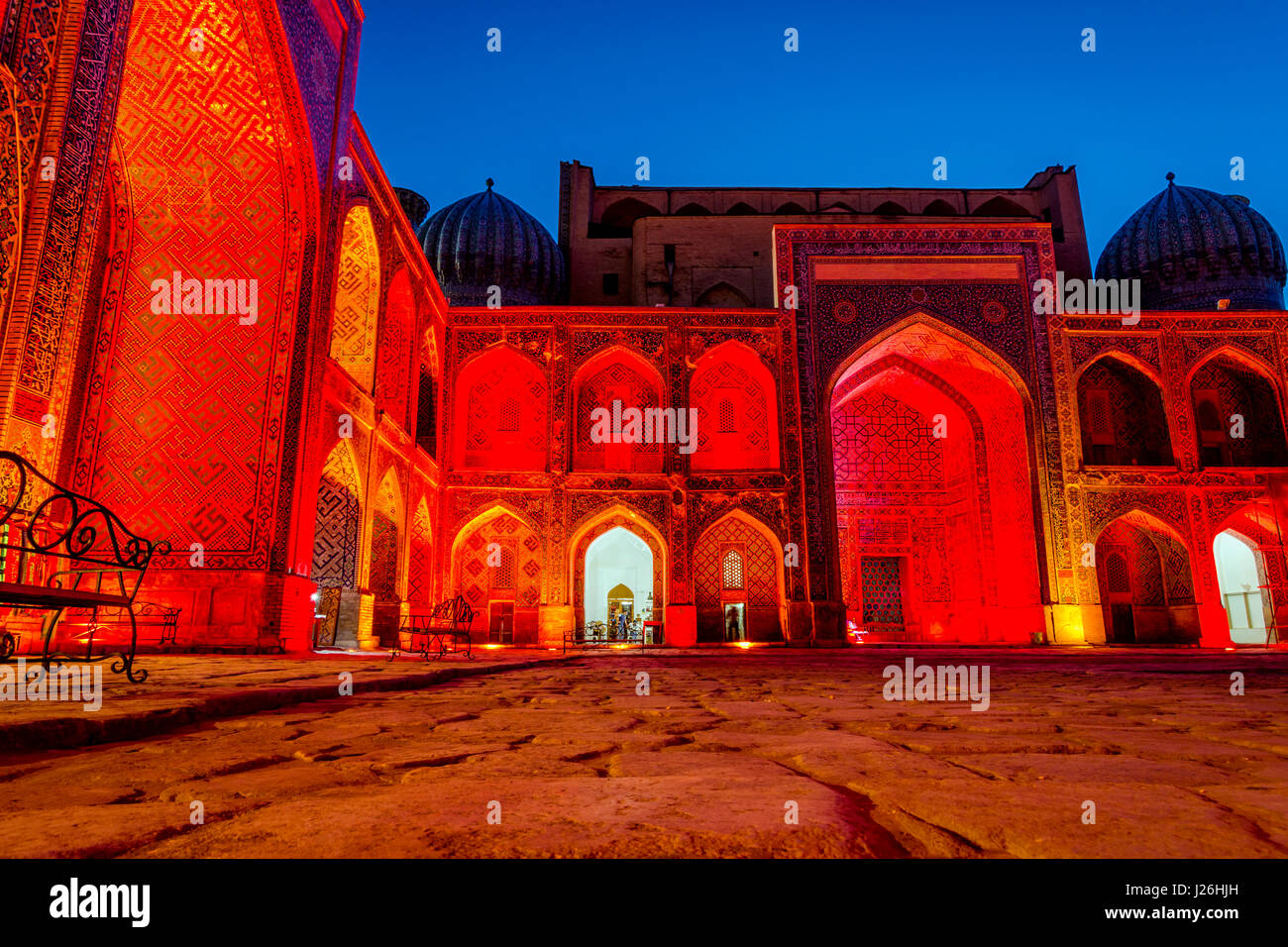 Colorato luminoso atrio di Sher-Dor Madrasah di notte, Samarcanda Registan, Uzbekistan Foto Stock