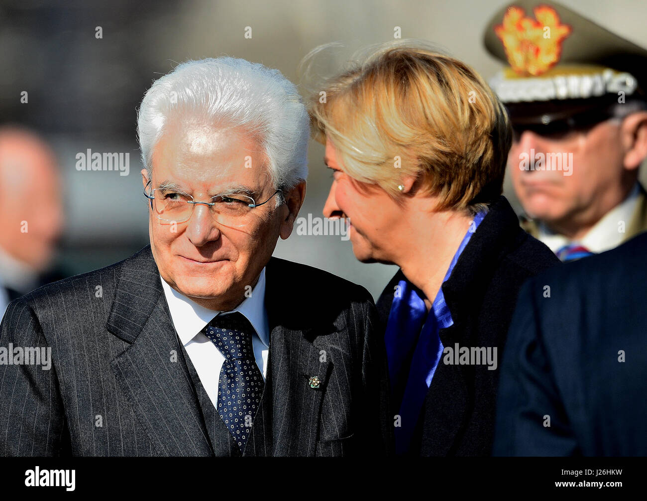 Napoli, Italia. Xxv Aprile, 2017. Le celebrazioni del 25 aprile si è aperto con la cerimonia di deposizione della corona al Victorian sulla tomba del Milite Ignoto da parte del Presidente della Repubblica, Sergio Mattarella. Anche alla cerimonia erano presenti il Ministro della difesa Roberta Pinotti, il Presidente del Senato, Pietro Grasso e il Presidente del Consiglio, Paolo Gentiloni. Credito: PACIFIC PRESS/Alamy Live News Foto Stock