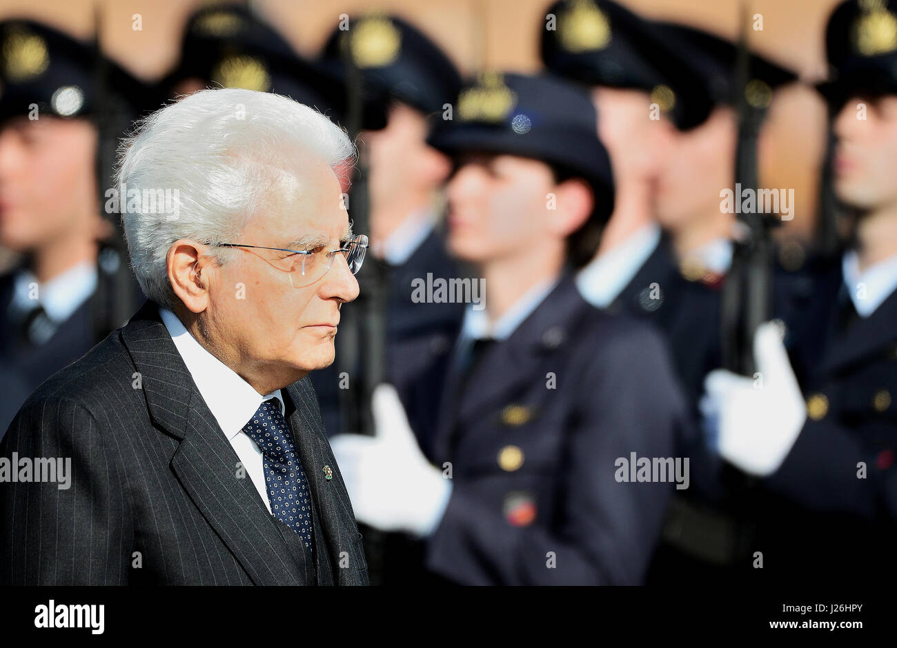 Napoli, Italia. Xxv Aprile, 2017. Le celebrazioni del 25 aprile si è aperto con la cerimonia di deposizione della corona al Victorian sulla tomba del Milite Ignoto da parte del Presidente della Repubblica, Sergio Mattarella. Anche alla cerimonia erano presenti il Ministro della difesa Roberta Pinotti, il Presidente del Senato, Pietro Grasso e il Presidente del Consiglio, Paolo Gentiloni. Credito: PACIFIC PRESS/Alamy Live News Foto Stock