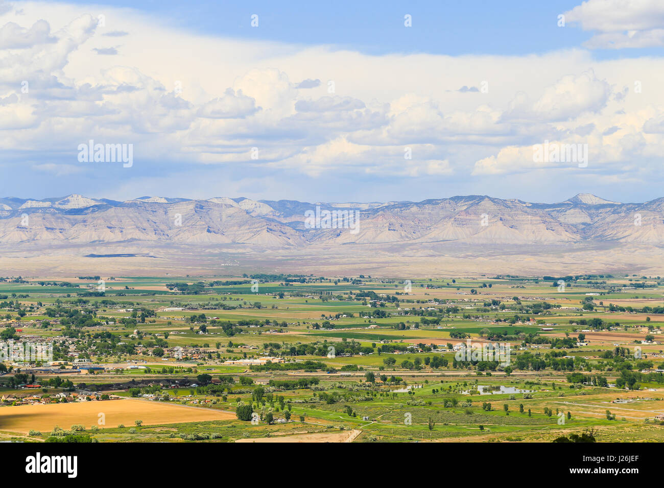 Vista del libro scogliere con la città di Fruita in Colorado davanti. Foto Stock