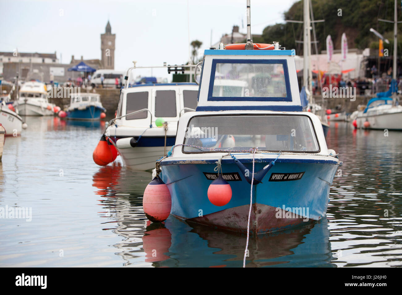 Barche da pesca in porto Porthleven, Cornwall, Regno Unito con la torre dell'istituto in background. Foto Stock