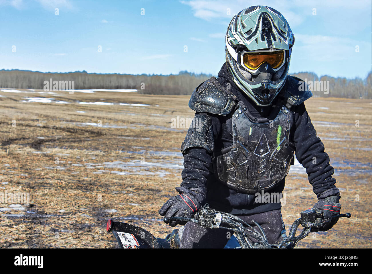 Primo piano di un ragazzo fangoso in bici marcia di protezione. Foto Stock