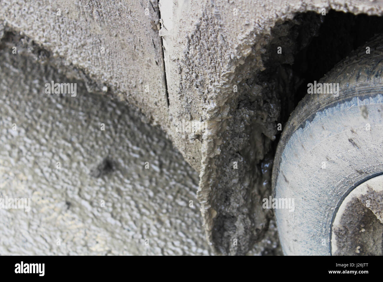 Ruota di un veicolo rivestito in argilla. Foto Stock