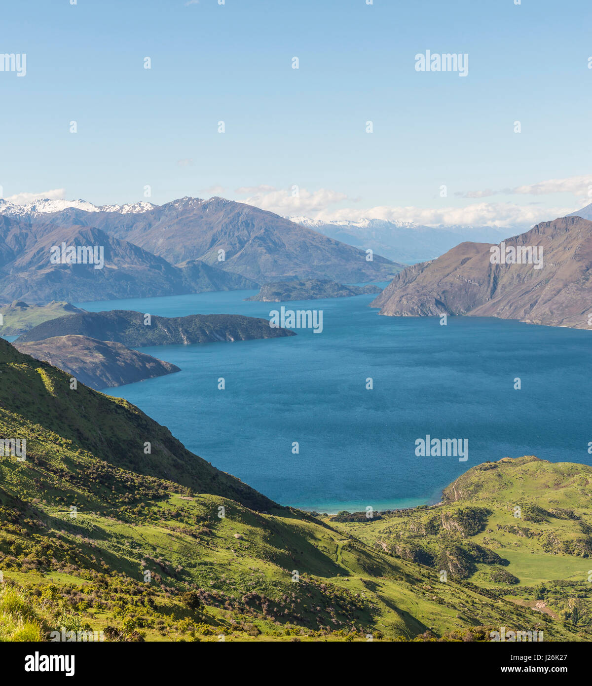 Vista sulle montagne e sul lago, il lago Wanaka, Alpi del Sud, regione di Otago e Southland, Nuova Zelanda Foto Stock