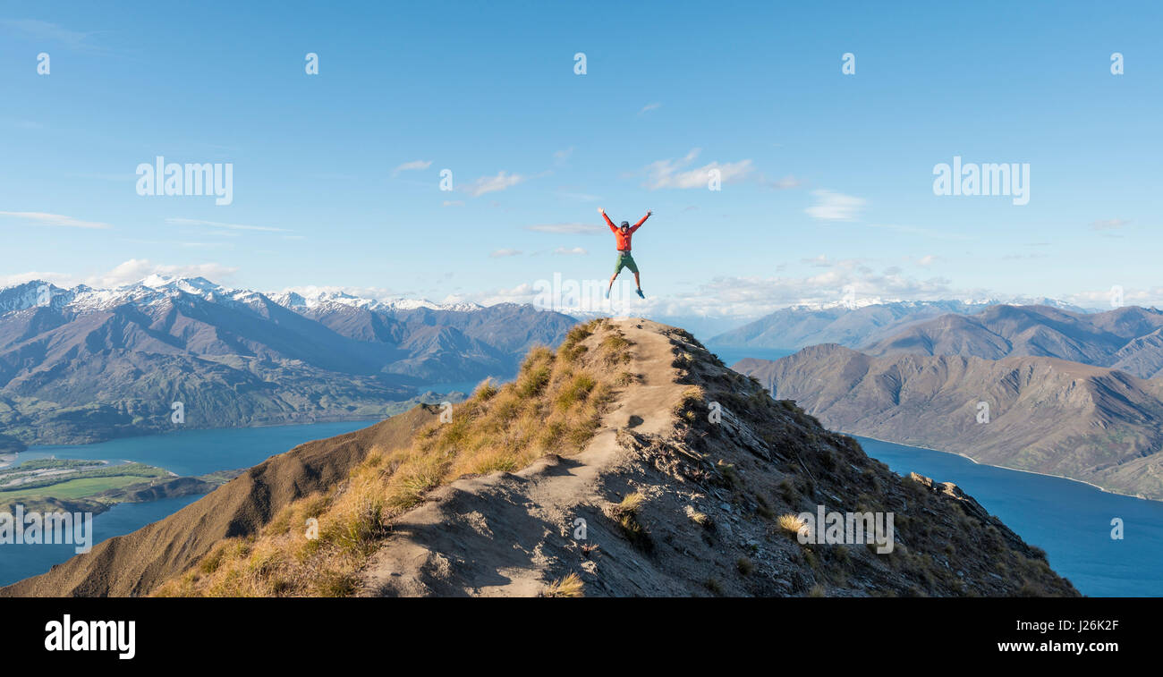 Escursionista il taglio di un cappero, vista sulle montagne e sul lago, Roys picco, il lago Wanaka, Alpi del Sud, regione di Otago e Southland, Nuova Zelanda Foto Stock