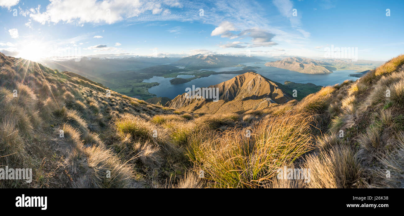 Vista sulle montagne e sul lago, Roys picco, il lago Wanaka, Alpi del Sud, regione di Otago e Southland, Nuova Zelanda Foto Stock