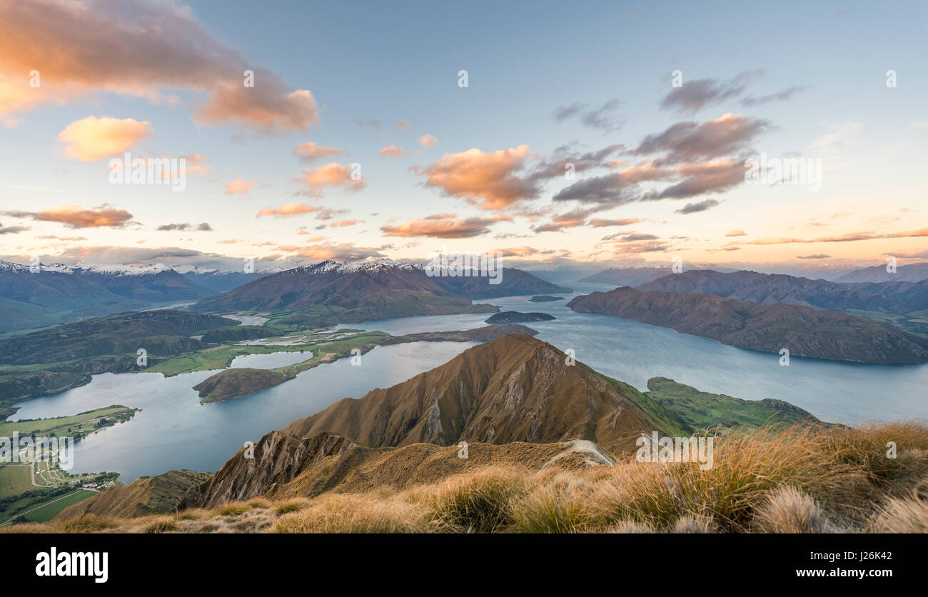 Tramonto, Vista sulle montagne e sul lago, Roys picco, il lago Wanaka, Alpi del Sud, regione di Otago e Southland, Nuova Zelanda Foto Stock
