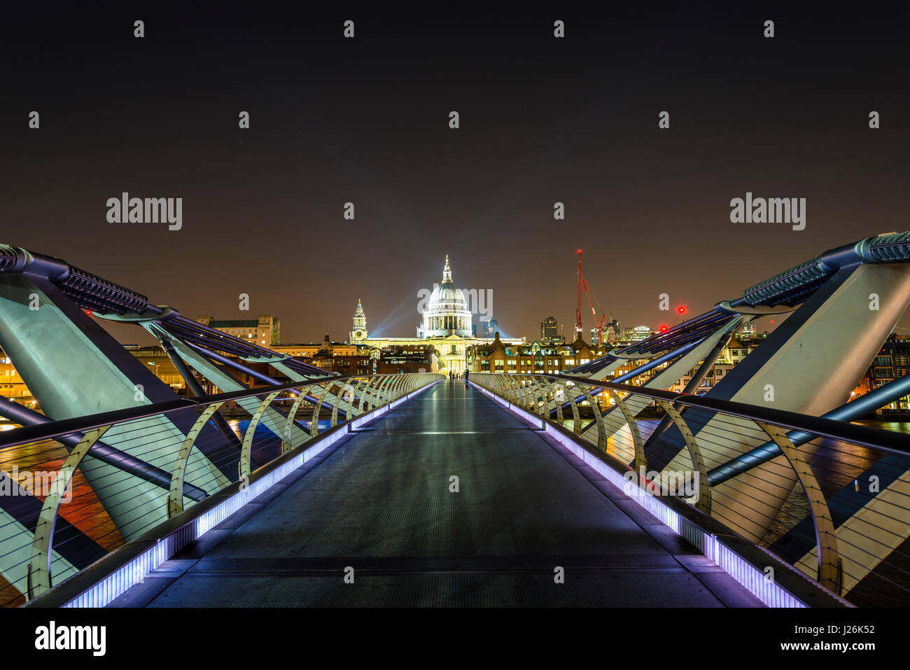 Illuminata Millennium Bridge e la Cattedrale di San Paolo, night shot, London, England, Regno Unito Foto Stock