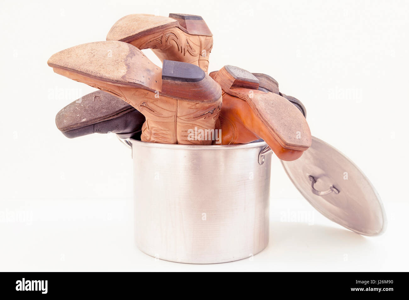 Vintage stivali da cowboy all'interno di un recipiente da cucina Foto Stock