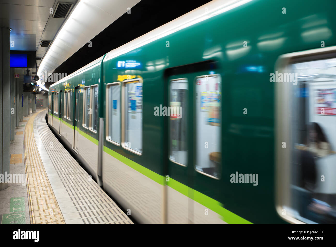 Interno di una metropolitana di Tokyo station e piattaforma con la metropolitana pendolari a Tokyo in Giappone. Foto Stock