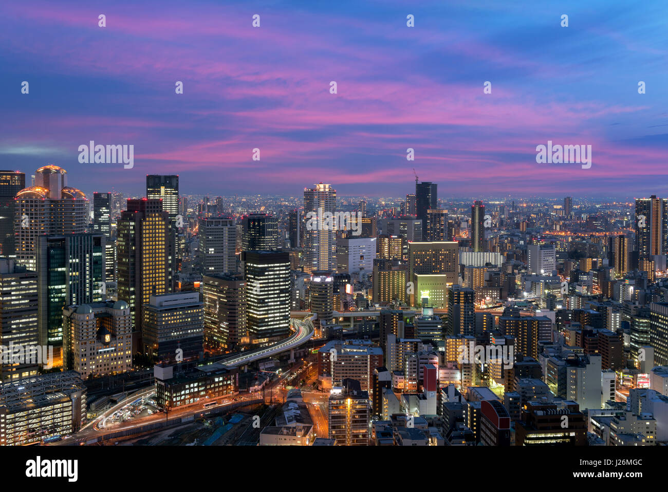 Osaka downtown skyline della città presso il caratteristico quartiere Umeda di Osaka in Giappone. Foto Stock