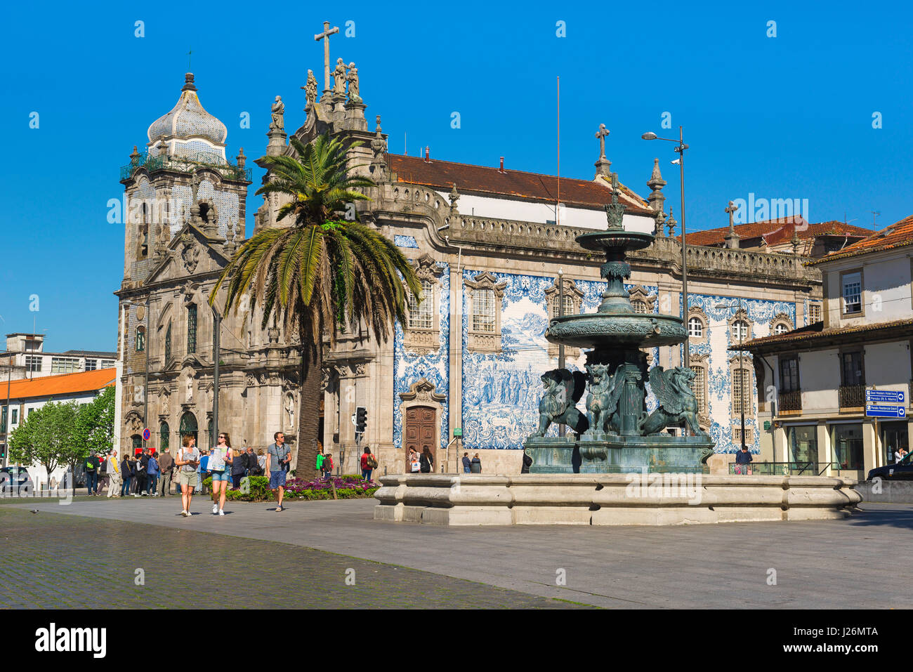 Chiesa di Porto Portogallo, vista della chiesa barocca di Igreja do Carmo e Fontana del Leone, situata nella piazza Praca de Gomez Teixeira, nel centro di Porto Foto Stock