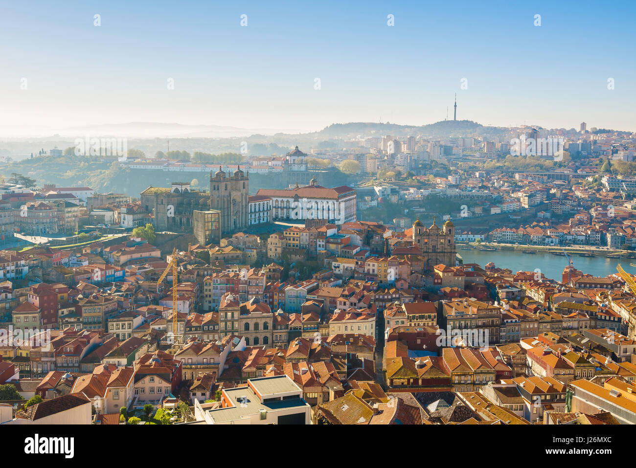 Porto Portogallo cityscape, vista in estate la cattedrale (Se) e la zona della città vecchia nel centro di Porto, Portogallo, Europa. Foto Stock