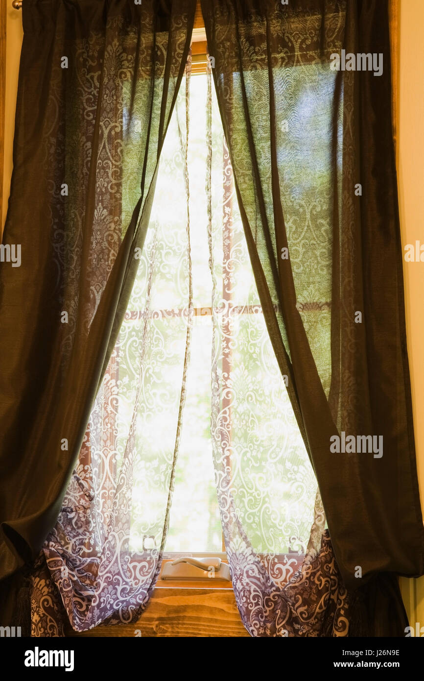 Le tende in bagno al piano di sopra all'interno di un registro residenziale home Foto Stock