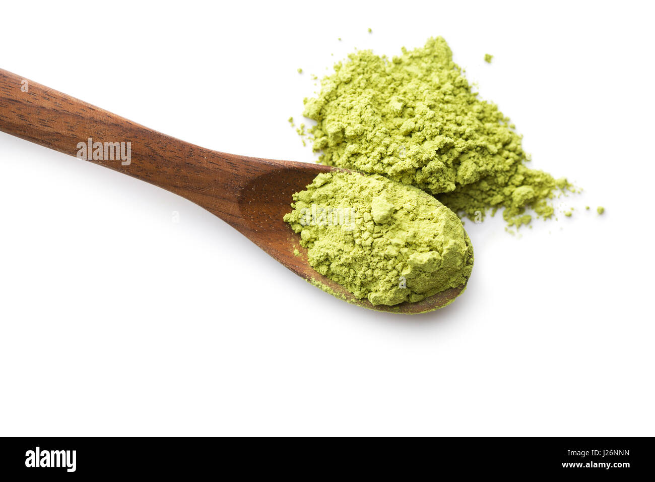 Verde matcha Polvere di tè in cucchiaio isolati su sfondo bianco. Foto Stock