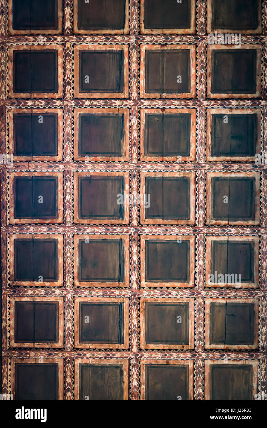 Soffitto ligneo a cassettoni dettaglio di un antico casale. Foto Stock