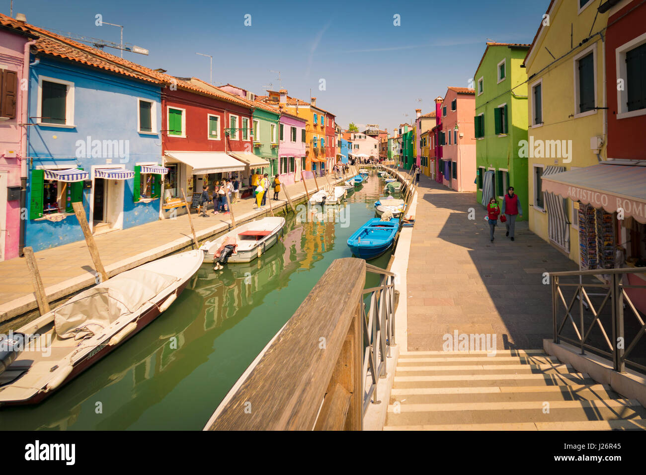 Burano, Italia - 23 Aprile 2017: case colorate da canal a Burano Venezia Italia. Burano è un'isola della Laguna di Venezia ed è noto per la sua lac Foto Stock