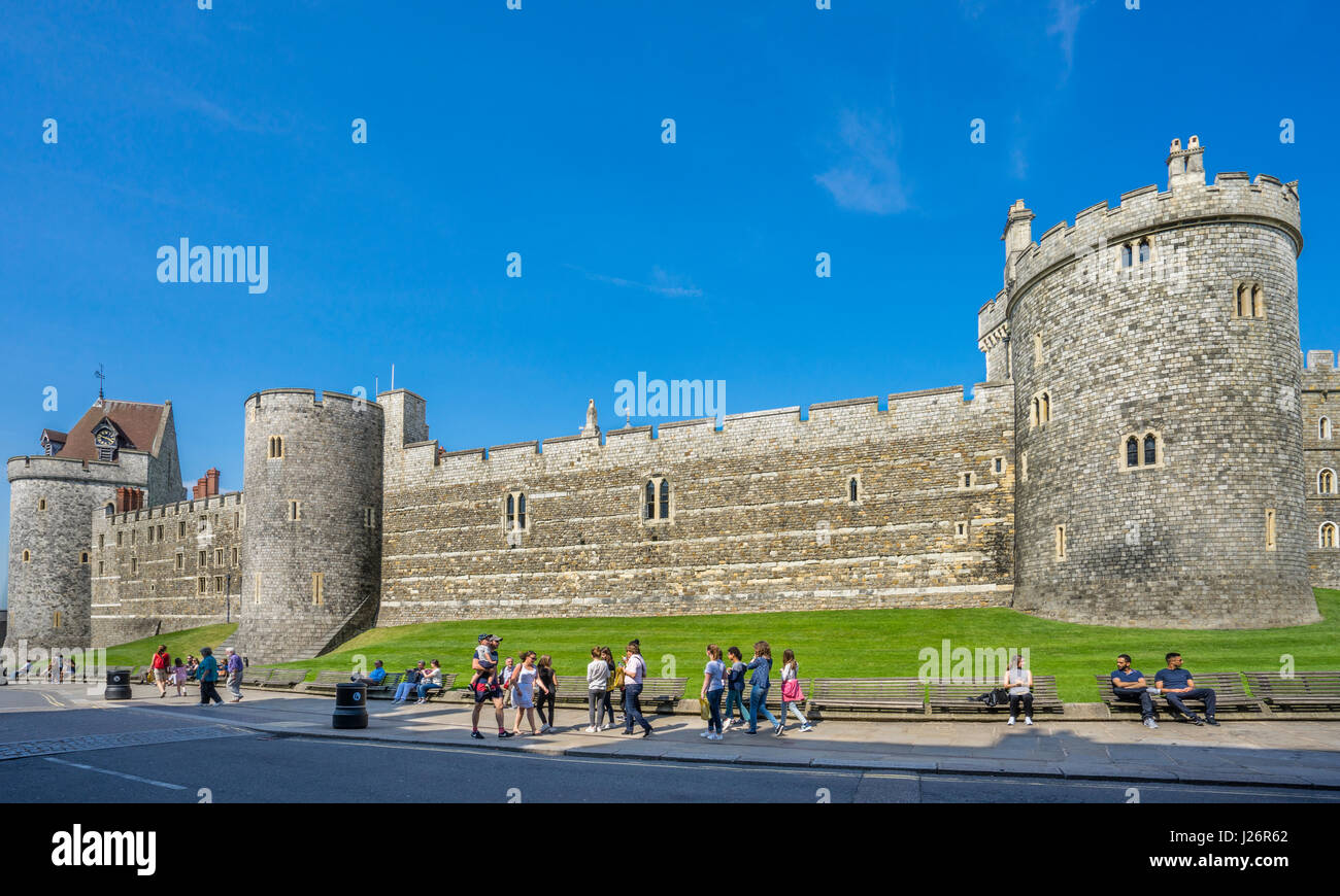 Regno Unito, Inghilterra, Berkshire, il Castello di Windsor, vista la minore Ward e Torre di Salisbury Foto Stock