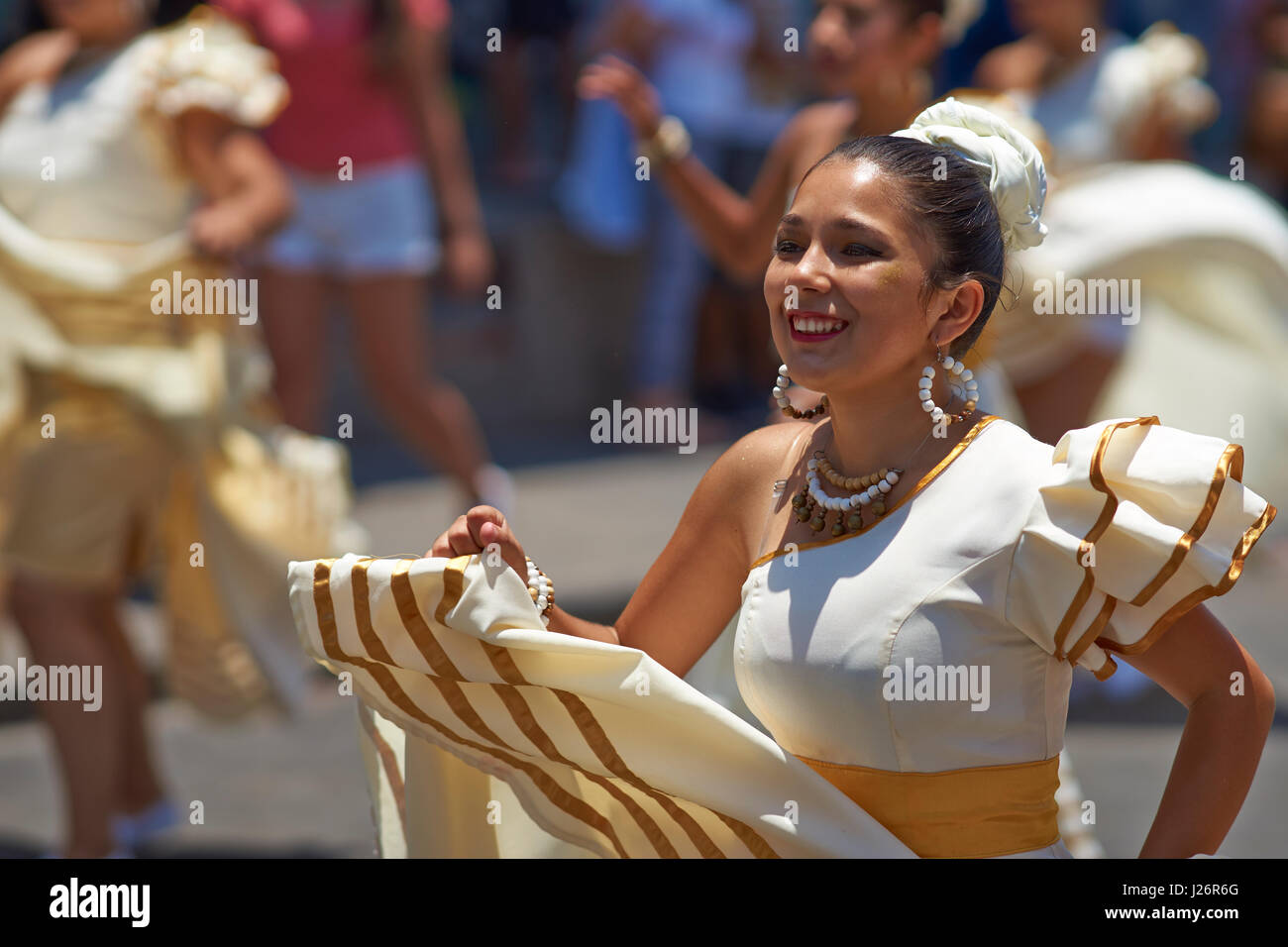 Gruppo di ballerini dell Africa la discesa (Afrodescendiente) eseguire l'annuale Carnaval Andino con la Fuerza del Sol a Arica, Cile. Foto Stock