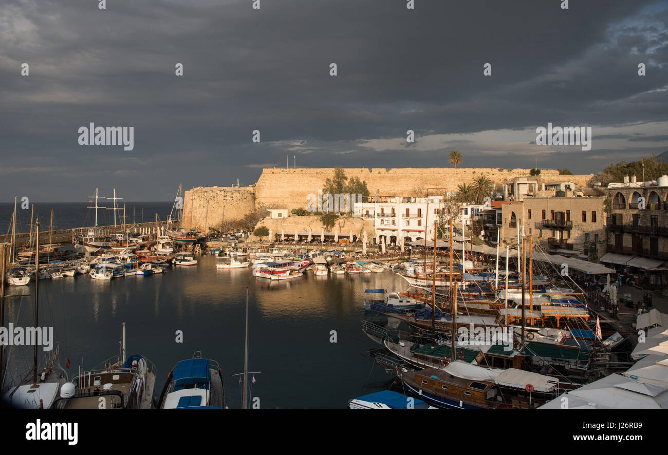 Porto con yacht e barche di lusso al tramonto al porto di Kyrenia a Cipro Foto Stock