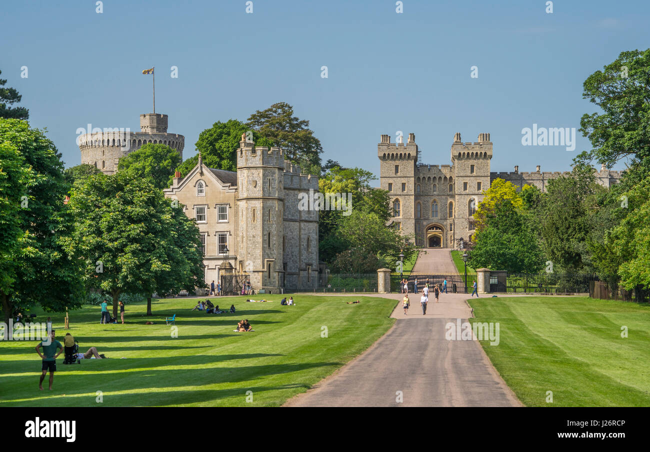 Regno Unito, Inghilterra, Berkshire, il lungo cammino del Windsor Great Park al Castello di Windsor Foto Stock