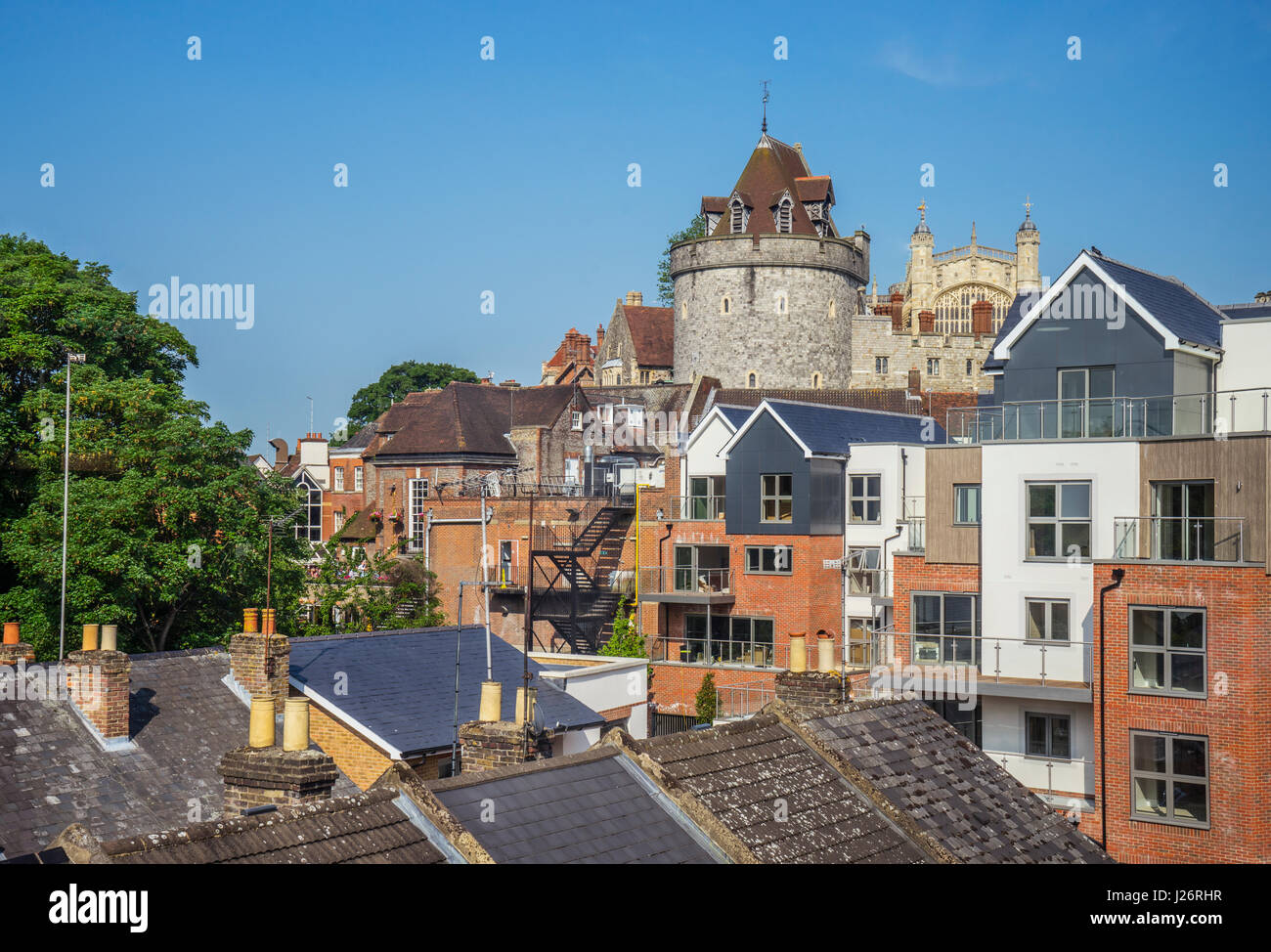 Regno Unito, Inghilterra, Berhshire, vista sopra i tetti di Windsor, sullo sfondo del Castello di Windsor Foto Stock