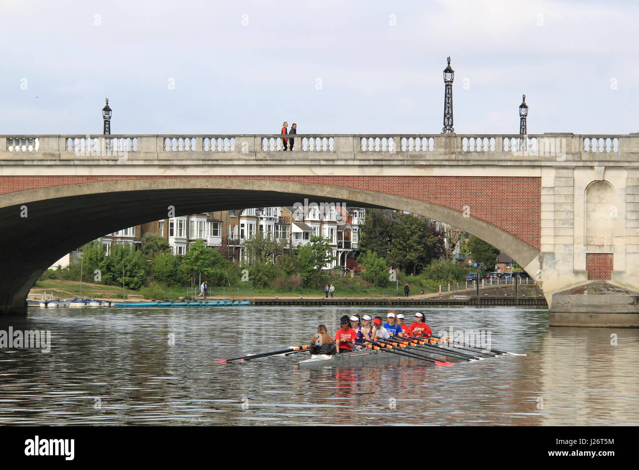 Giovane equipaggio di canottaggio nei pressi di Hampton Court Bridge, East Molesey Surrey, Inghilterra, Gran Bretagna, Regno Unito, Gran Bretagna, Europa Foto Stock