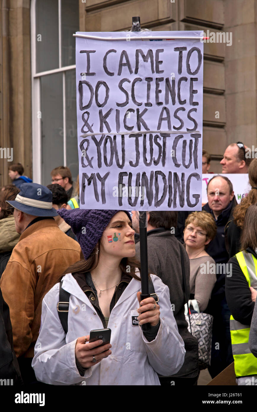 I partecipanti alla Marcia per la scienza Rally svoltasi a Edimburgo il 22 aprile, 2017 come parte della protesta globale contro i tagli ai finanziamenti per la scienza. Foto Stock