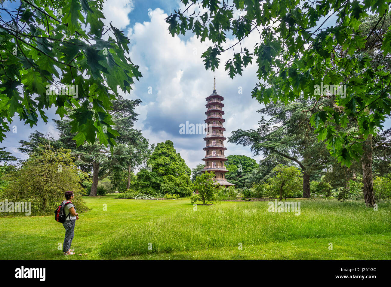 Regno Unito, Inghilterra, Kew Gardens in London Borough of Richmond upon Thames, vista di dieci piani pagoda ottagonale Foto Stock