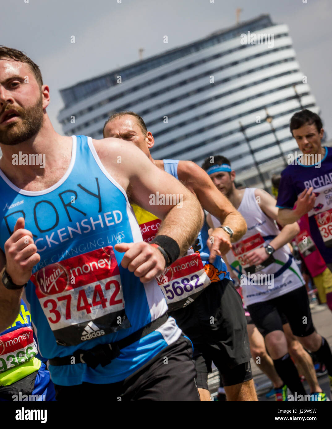 St Jame's Park, Londra,UK. 23 Aprile, 2017. Migliaia di prendere parte alla trentasettesima maratona di Londra Foto Stock