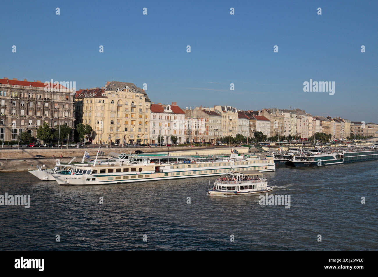 Crociera sul Fiume imbarcazioni ormeggiato sul fiume Danubio a Budapest, Ungheria. Foto Stock