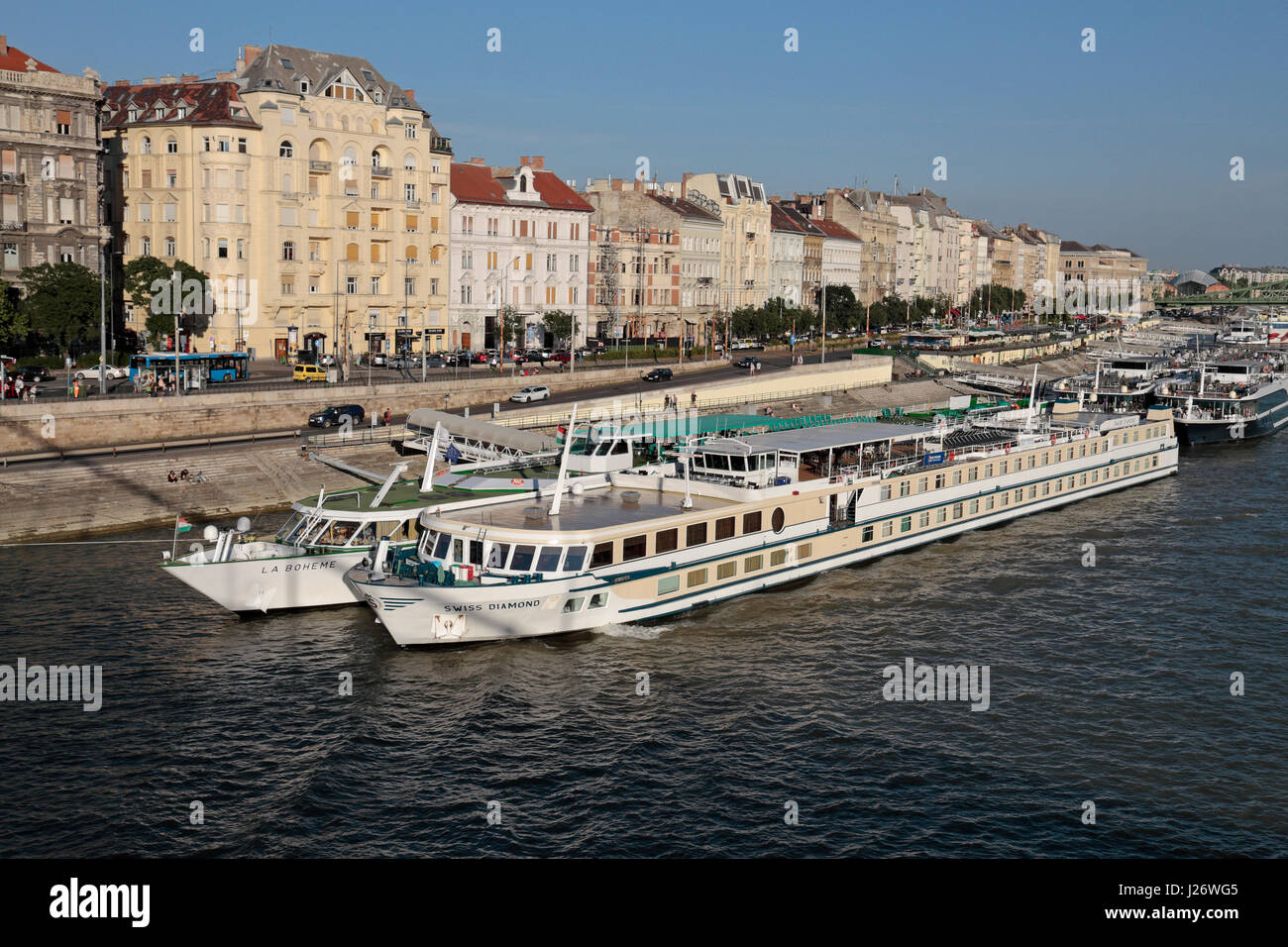 Crociera sul Fiume imbarcazioni ormeggiato sul fiume Danubio a Budapest, Ungheria. Foto Stock