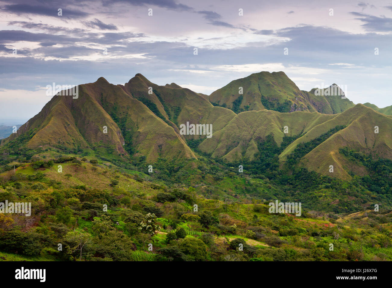 Paesaggio di Panama in serata ai monti Cerros los Picachos de Ola, Cordillera Central, provincia di Cocle, Repubblica di Panama, America Centrale. Foto Stock