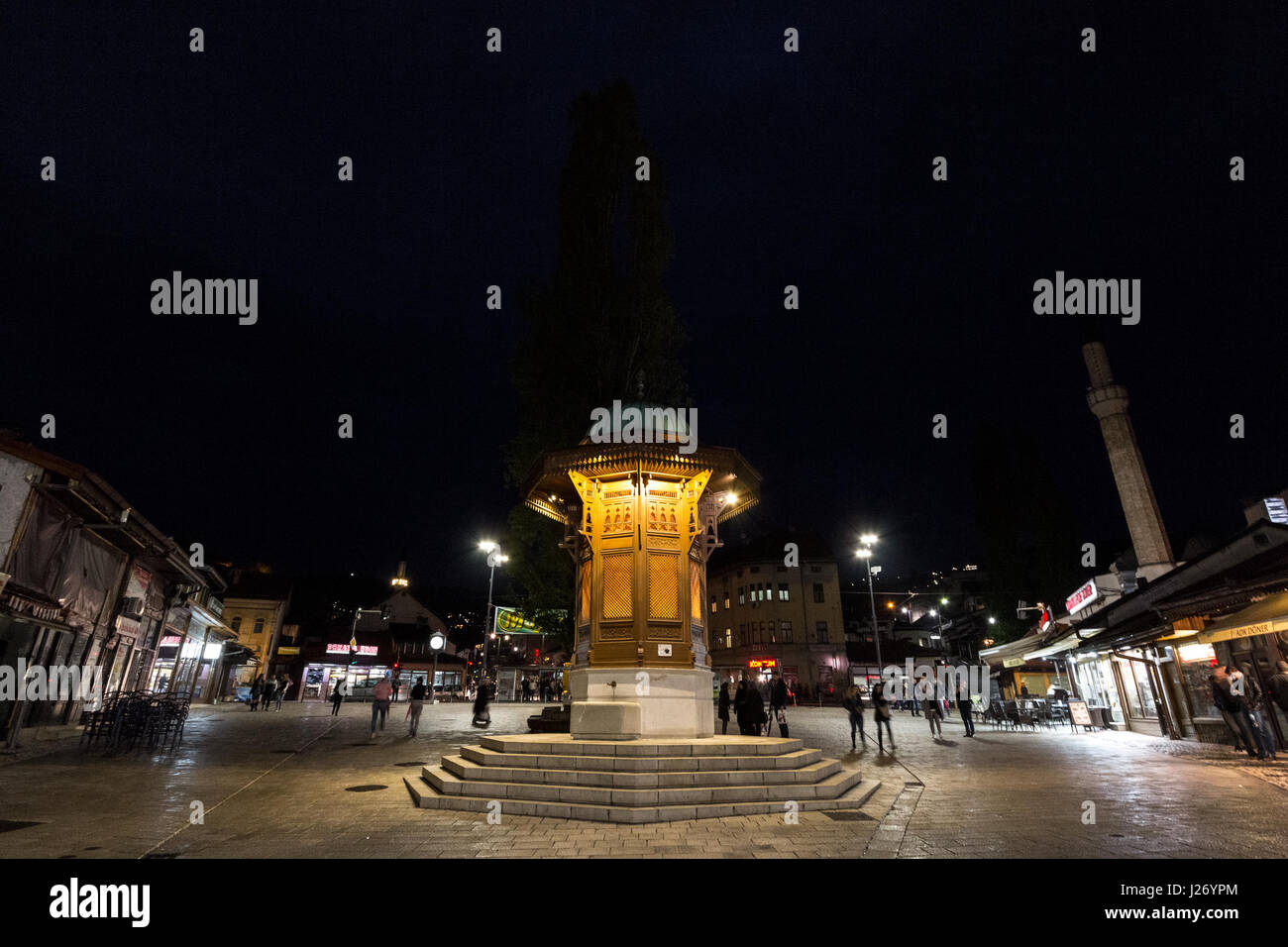 SARAJEVO, Bosnia Erzegovina - 16 Aprile 2017: Sebilj fontana, sul quartiere Bacarsija, di notte. Questa fontana viene considerato uno dei greates Foto Stock