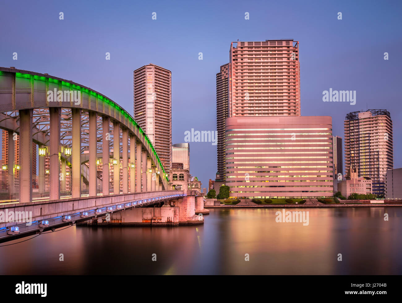 Kachidoki Bridge e il fiume Sumida in serata, Tokyo, Giappone Foto Stock
