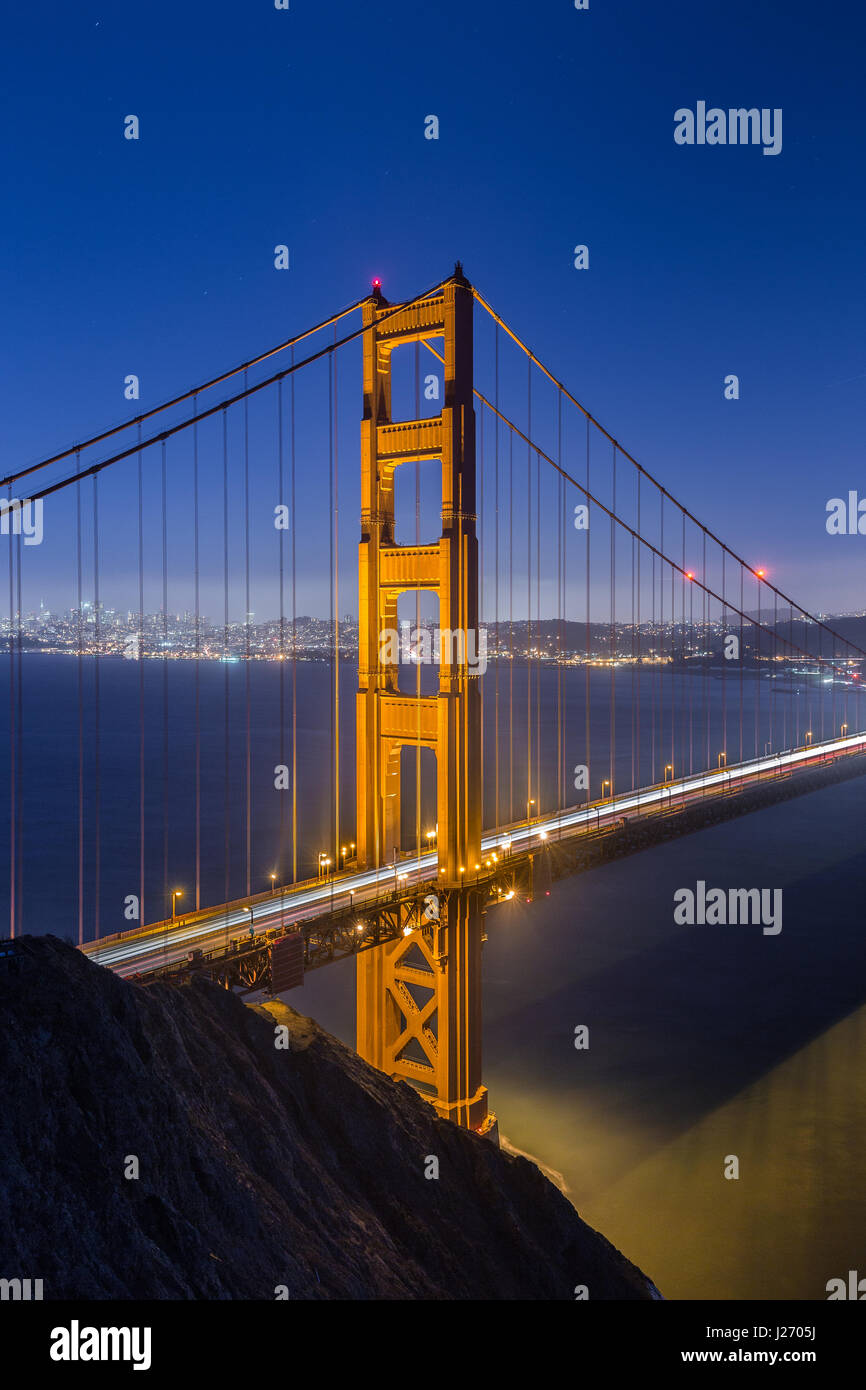 Classic vista verticale del famoso Golden Gate Bridge visto dalla batteria Spencer punto di vista nella splendida post tramonto crepuscolo durante ore blu al crepuscolo in s Foto Stock