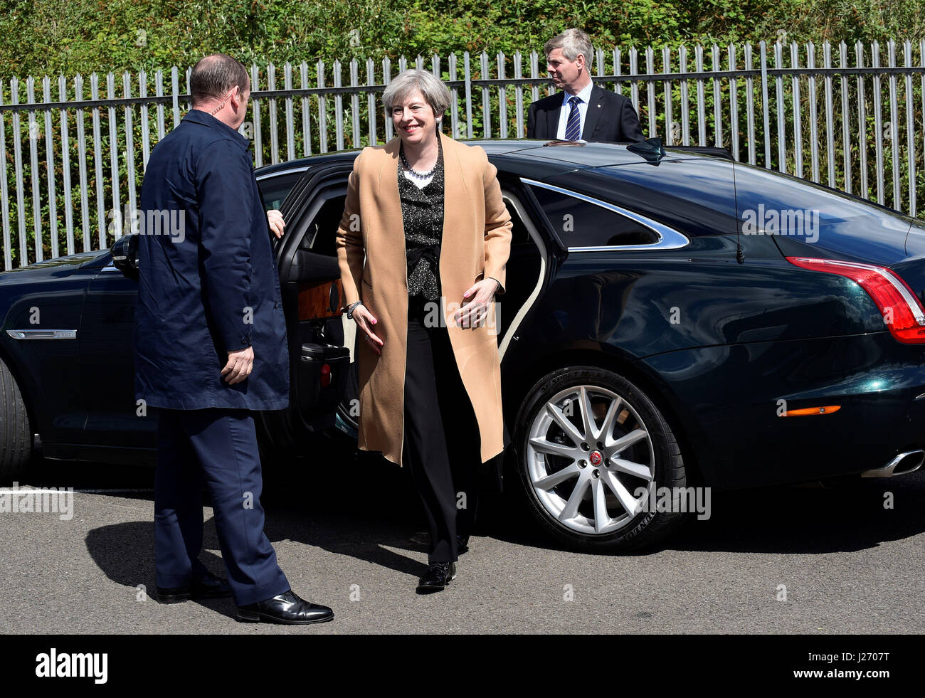 Il primo ministro Theresa Maggio arriva alla visita di un acciaio lavora a Newport, Galles. Foto Stock