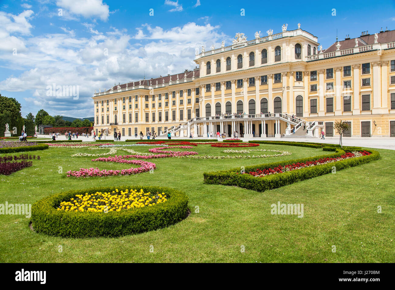 Bellissima vista del famoso Palazzo Schoenbrunn con grande parterre giardino di Vienna in Austria Foto Stock