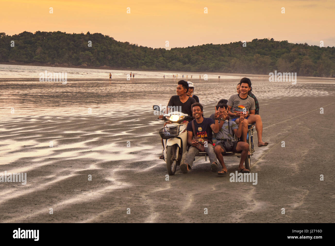 Giovani Thai on motobyce a Long Beach, Ao Yai, Koh Phayam, Thailandia Foto Stock