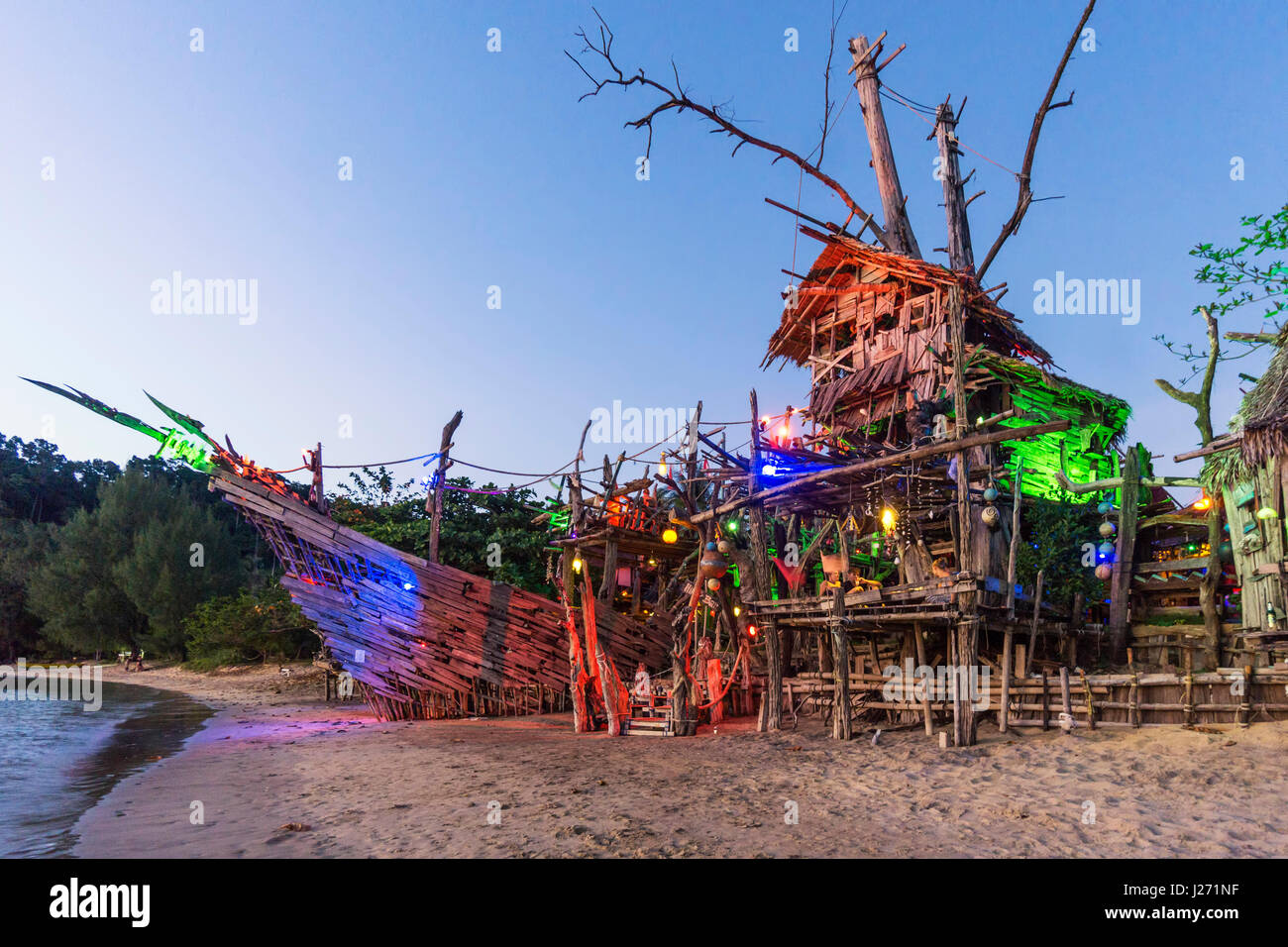 Hippie Bar, Tree House Bar, Buffallo Bay, Aow Kao Kwai, Koh Phayam, Ranong, Thailandia Foto Stock