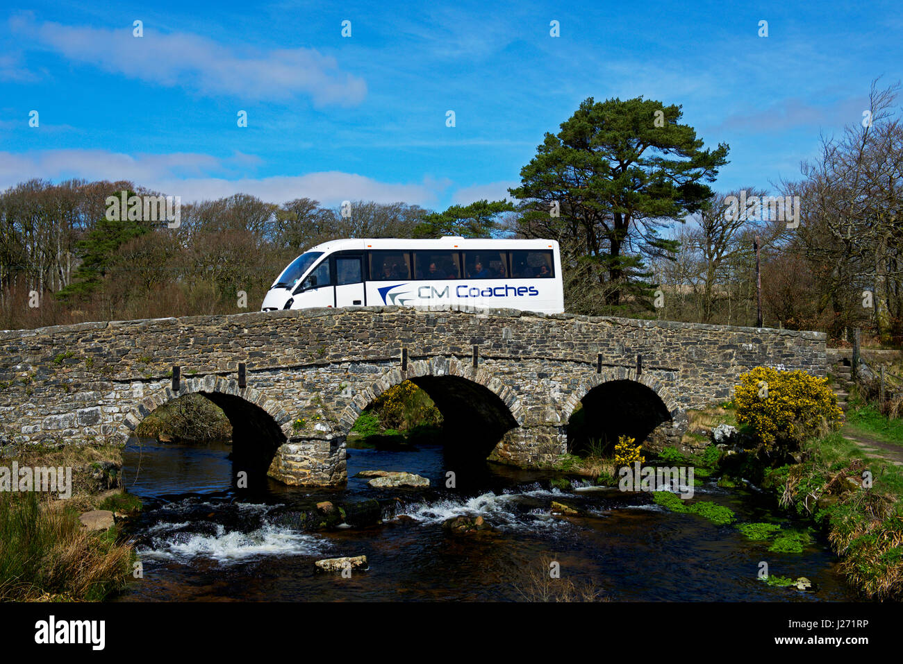 Coach sul ponte sopra l'est fiume Dart in corrispondenza Postbridge, Dartmoor Devon, Inghilterra, Regno Unito Foto Stock