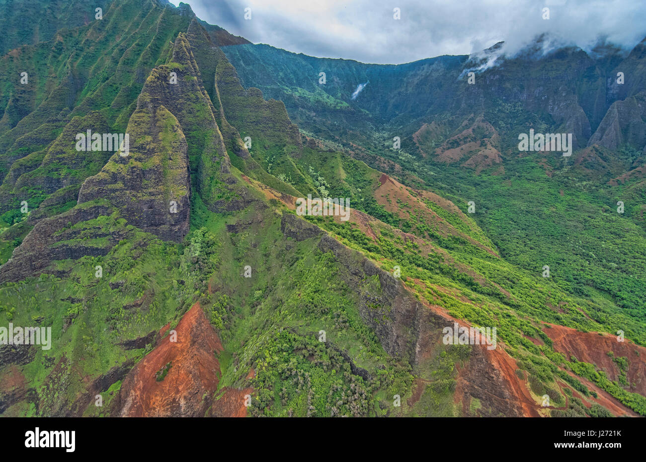 Kauai Hawaii antenna dalla elicottero del fiato costa di Na Pali canyon scogliere Na Pali-Kona riserva forestale Foto Stock