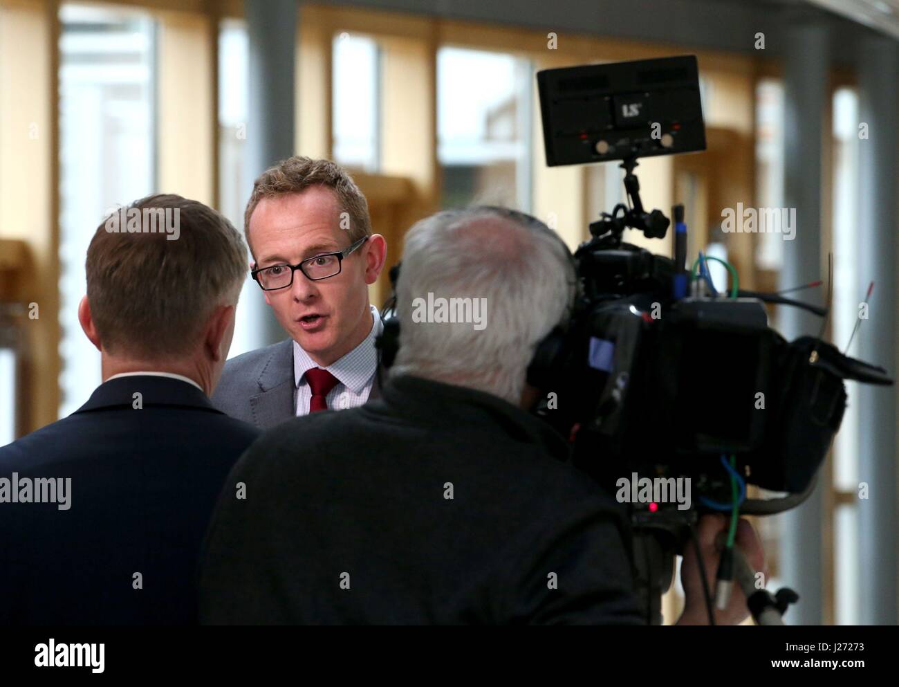John Lamont, MSP per Ettrick, Roxburgh e Berwickshire nei confini Scozzesi, sorge nel Giardino Lobby presso il parlamento scozzese, come egli parla ai media dopo il suo annuncio si dimetterà a Holyrood di concentrarsi sulla lotta per una sede di destinazione a Westminster, contestando la Berwickshire, Roxburgh e Selkirk circoscrizione, che copre la maggior parte della stessa area come il suo attuale ruolo. Foto Stock