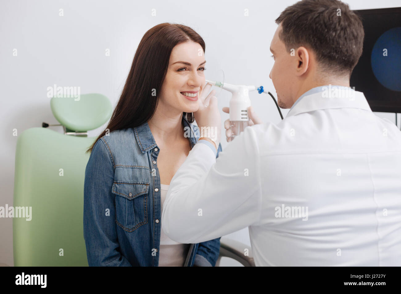 Positivo il piacere bruna è venuto per la consultazione Foto Stock