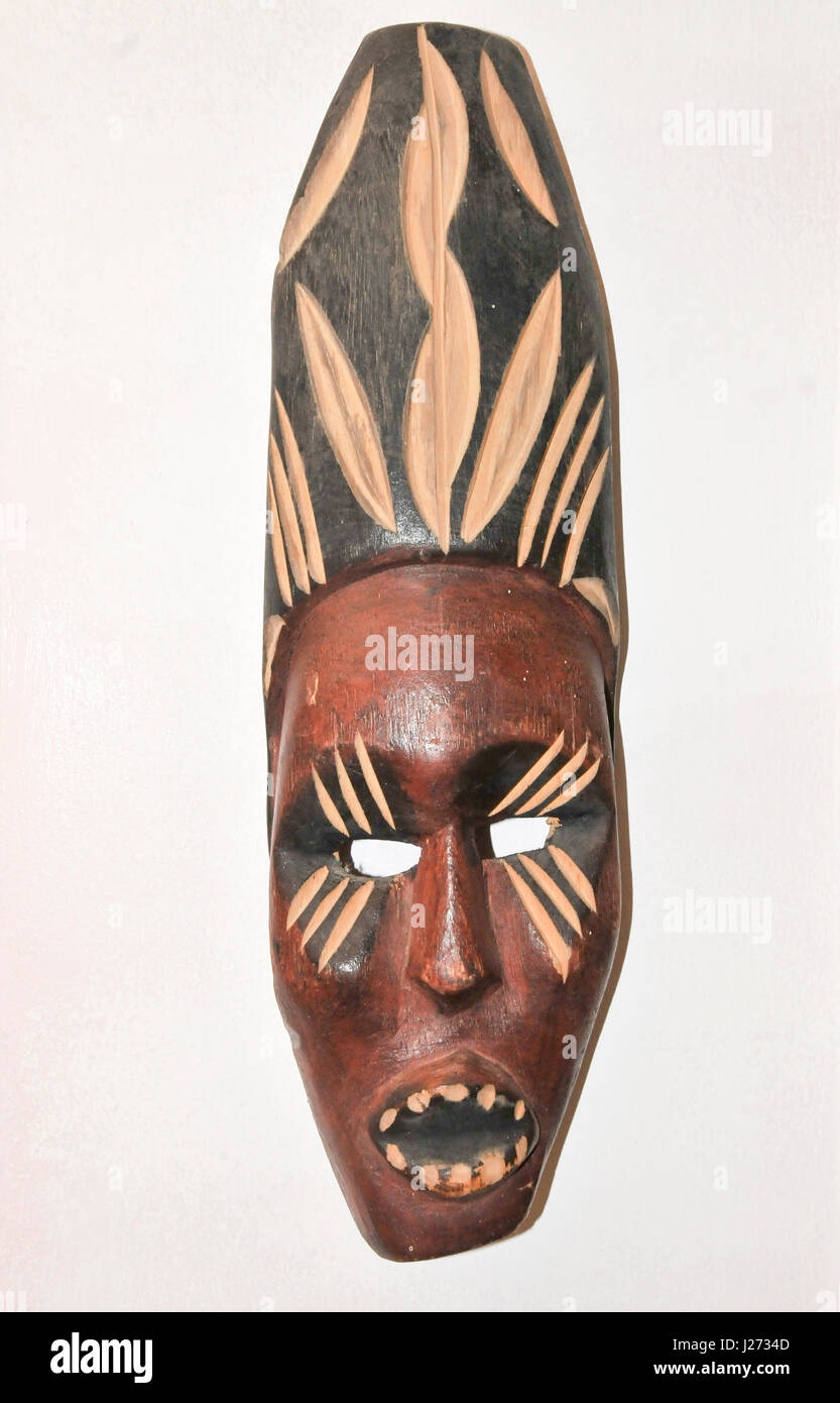 Legno cerimoniale africana maschera su sfondo bianco Foto Stock