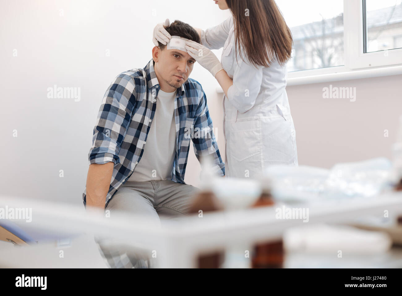 Infelice triste uomo riceve il primo aiuto Foto Stock
