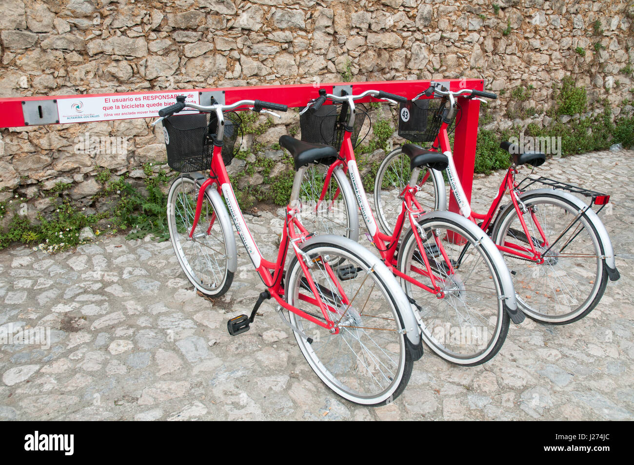 Biciclette a noleggio. Santillana del Mar, Cantabria, Spagna. Foto Stock